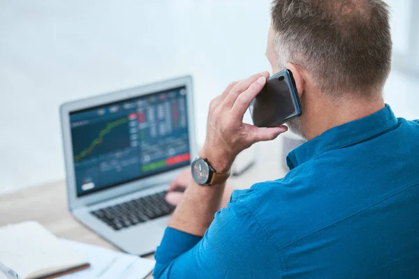 Closeup Businessman Using Phone Laptop Trading Stock Market Financial Crisis — Foto de Stock