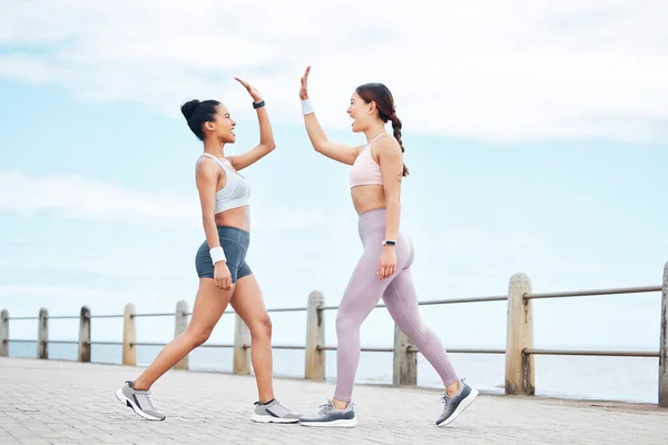 Fitness Przyjaźń Przybij Piątkę Kobiety Biegające Ścieżką Nad Oceanem Dla — Zdjęcie stockowe