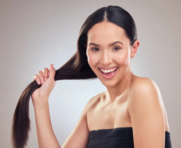 Prenditi Cura Dei Tuoi Capelli Una Giovane Donna Attraente Posa — Foto Stock