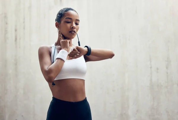 Smartwatch Fitness Pensar Mujer Negra Comprobar Tiempo Ejecución Los Resultados — Foto de Stock
