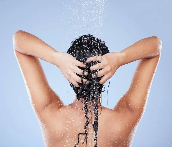 Friss Vagyok Egy Felismerhetetlen Mossa Haját Zuhany Alatt Kék Háttérrel — Stock Fotó