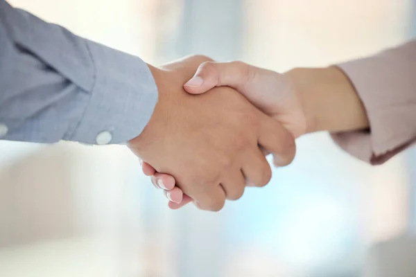 Umowa Się Udała Zbliżenie Dwóch Nierozpoznawalnych Biznesmenów Ściskających Dłonie Biurze — Zdjęcie stockowe