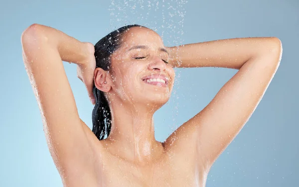 これは私のような品質の時間です 青の背景を背景にシャワーを浴びて魅力的な若い女性のスタジオショット — ストック写真