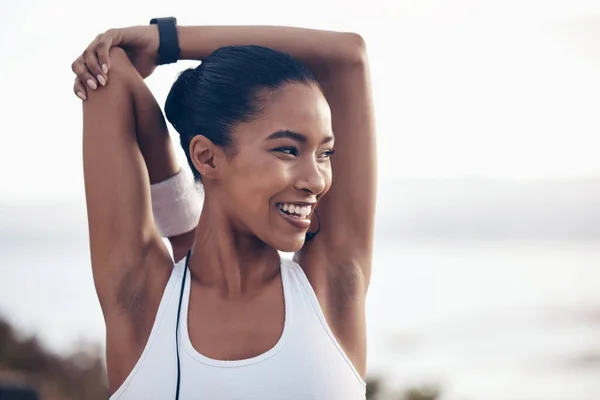 健身女人 在海滩外进行伸展和锻炼 在运动过程中训练和思考动机或目标 在巴西 快乐的女运动员跑步者正在为有氧运动做热身 — 图库照片