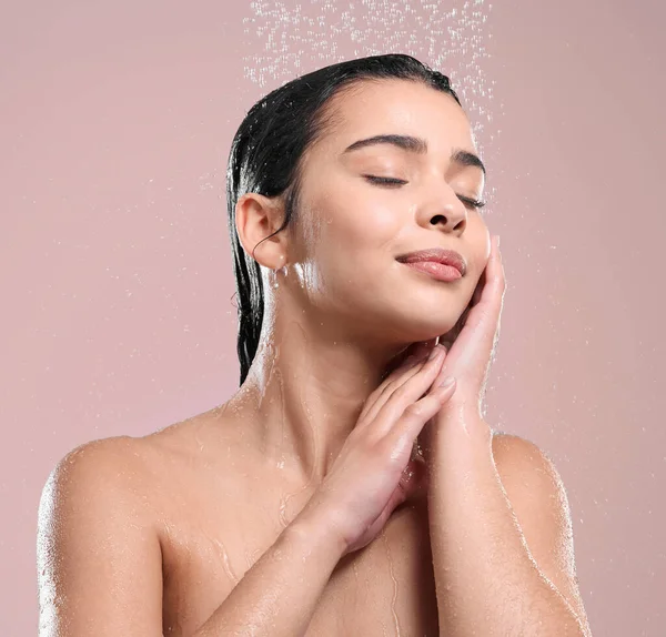 Een Goede Reiniging Kan Ziel Reinigen Een Jonge Vrouw Wassen — Stockfoto