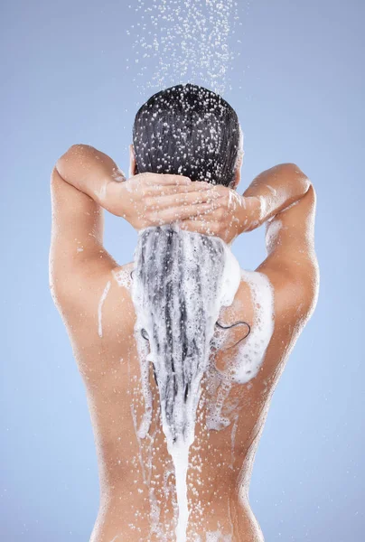 Enxaguem Uma Mulher Irreconhecível Lavando Cabelo Chuveiro Contra Fundo Azul — Fotografia de Stock