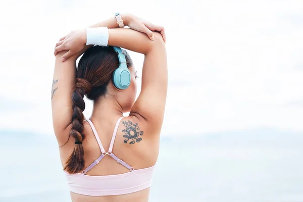 Fitness Deporte Mujer Estirándose Con Música Caliente Para Entrenar Hacer —  Fotos de Stock
