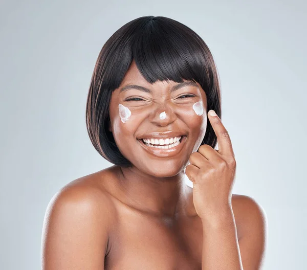 Skincare Makeup Studio Shot Attractive Young Woman Applying Moisturiser Her — Stock Photo, Image