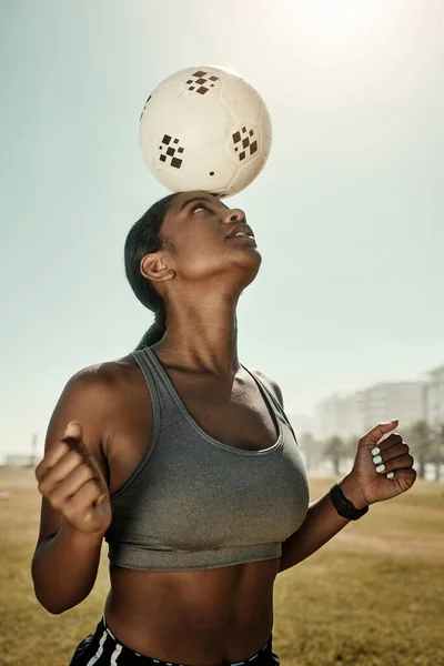サッカーボールとトレーニング草のフィールド スポーツグラウンドやフィットネストレーニングクラブで頭の上のバランス 運動中のサッカー選手 黒人女性とアスリートは ウェルネスの目標やモチベーションを持ちます — ストック写真