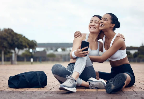 ワークアウト 幸せと一緒にニューヨーク市内のフィットネストレーニング後 床に電話で友人 ランナーと黒の女性の話面白いです5Gモバイルアプリ後に健康運動屋外 — ストック写真
