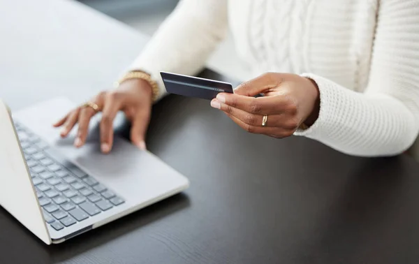 Vagyok Saját Bankárom Egy Használja Laptopját Online Kártyás Fizetésekhez — Stock Fotó