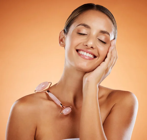 Mulher Feliz Estúdio Skincare Ferramenta Rolo Pedra Para Massagem Facial — Fotografia de Stock