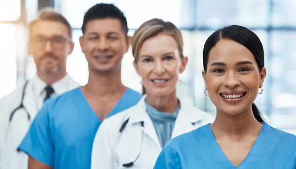 Equipe Diversidade Médicos Médicos Sorriem Prontos Para Cirurgia Hospital Juntos — Fotografia de Stock