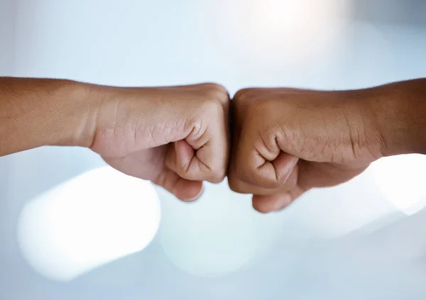 Faustschlag Unterstützung Und Mitarbeitertreffen Für Partnerschaft Zusammenarbeit Oder Geschäft Zusammen — Stockfoto