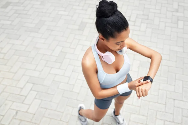 Άσκηση Δρομέας Και Μαύρη Γυναίκα Ψηφιακή Smartwatch Παρακολουθείτε Βήματα Θερμίδες — Φωτογραφία Αρχείου