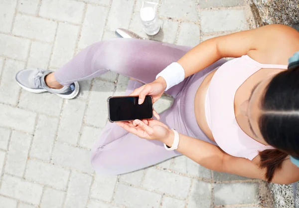 스마트폰 여성은 공원에서의 운동의 달성을 온라인 미디어 게시물 업데이트 작업을 — 스톡 사진