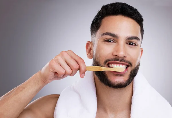 Haz Brillar Esos Blancos Perlados Joven Guapo Cepillándose Los Dientes — Foto de Stock