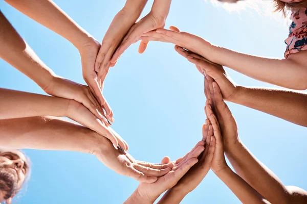 Ruce Kruh Komunitní Podpora Ruční Znamení Lidí Přátel Venku Modrou — Stock fotografie