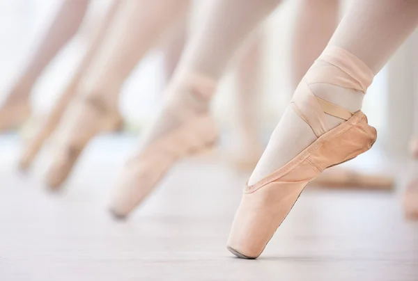 Hou Tenen Gericht Een Groep Ballerina Met Puntige Tenen — Stockfoto