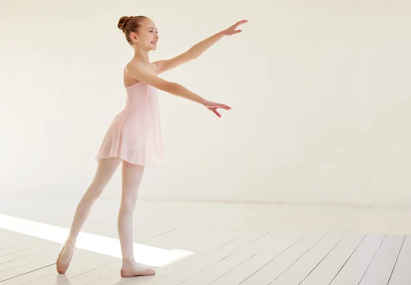 Μπαλέτο Είναι Καθαρά Γυναικείο Μια Νεαρή Μπαλαρίνα Που Χορεύει Ένα — Φωτογραφία Αρχείου