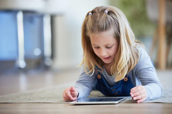 Oktatási Célokra Használható Egy Kislány Digitális Tabletet Használ Otthon — Stock Fotó
