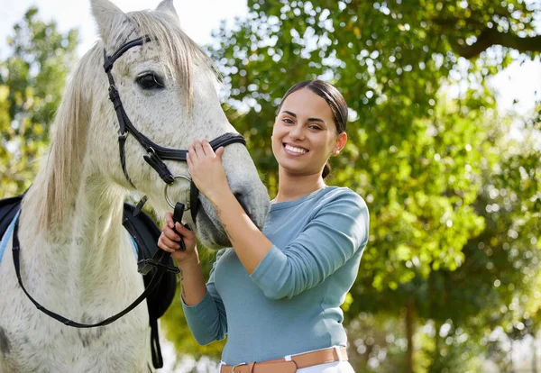 Вытаскиваю Коня Конюшни Привлекательная Молодая Женщина Стоящая Лошадью Лесу — стоковое фото