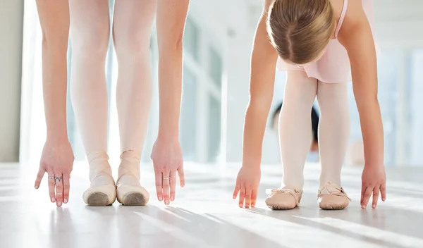 Art Est Élevé Que Art Deux Ballerines Méconnaissables Étirant Dans — Photo