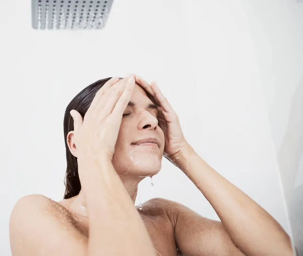 Good Day Starts Good Routine Young Woman Rinsing Her Hair — Stock Photo, Image