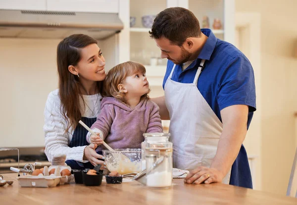 Seras Toujours Notre Bébé Une Famille Train Cuisiner Ensemble Pendant — Photo