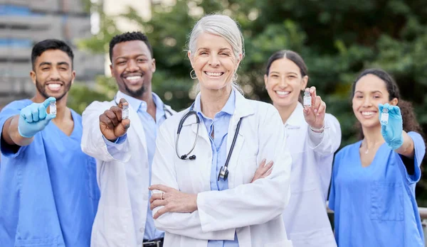 Approve Vaccine Group Doctors Standing City — Stock Photo, Image