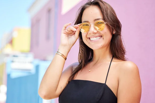 Güneşli Bir Yaz Gününde Şehirde Bir Kadınla Moda Güzellik Gözlük — Stok fotoğraf