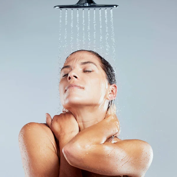 Przyjmij Chwilę Młoda Kobieta Bierze Prysznic Szarym Tle — Zdjęcie stockowe