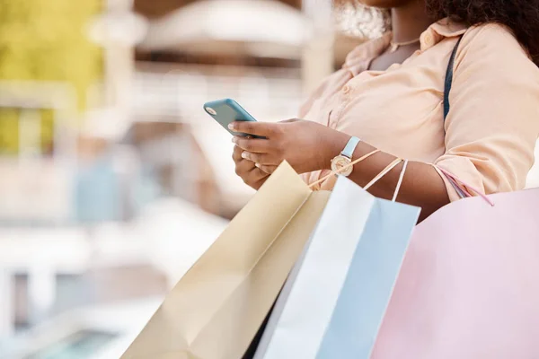 Alışveriş Çantası Satış Akıllı Telefon Siyah Kadın Müşteri Için Lüks — Stok fotoğraf