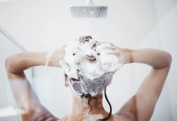 Chuveiro Meu Lugar Favorito Uma Mulher Lavando Cabelo Chuveiro — Fotografia de Stock