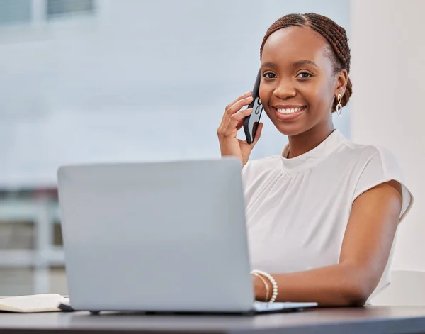 Affärerna Går Mitt Sätt Porträtt Ung Affärskvinna Som Pratar Mobiltelefon — Stockfoto