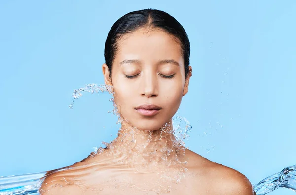 Earth Still You Beautiful Young Woman Being Splashed Water Blue — Stock Photo, Image