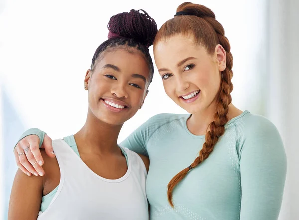 Sbližujeme Přes Jógu Dvě Mladé Ženy Stojící Těsně Sebe Cvičení — Stock fotografie