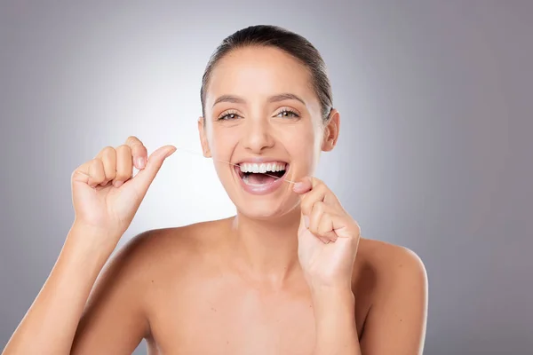 Faz Fio Dental Uma Parte Tua Rotina Uma Jovem Mulher — Fotografia de Stock