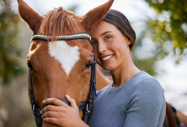 私の好きな場所は私の馬の後ろにあります 森の中で馬と一緒に立っている魅力的な若い女性が — ストック写真