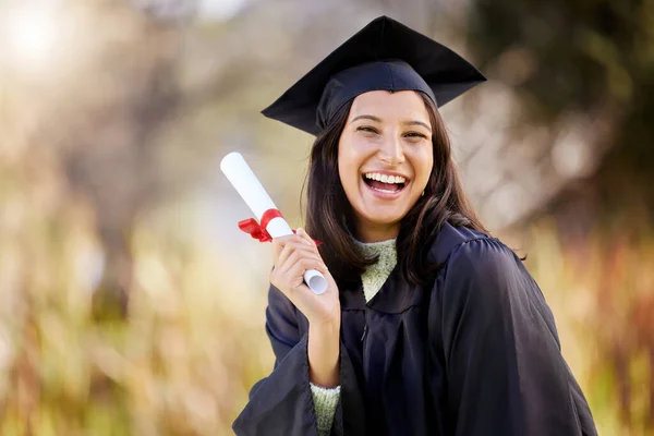 Retrato Recortado Uma Jovem Estudante Atraente Comemorando Dia Formatura — Fotografia de Stock