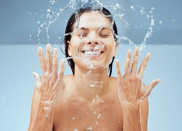 Czas Się Obudzić Odświeżyć Studio Ujęcie Atrakcyjnej Młodej Kobiety Myjącej — Zdjęcie stockowe