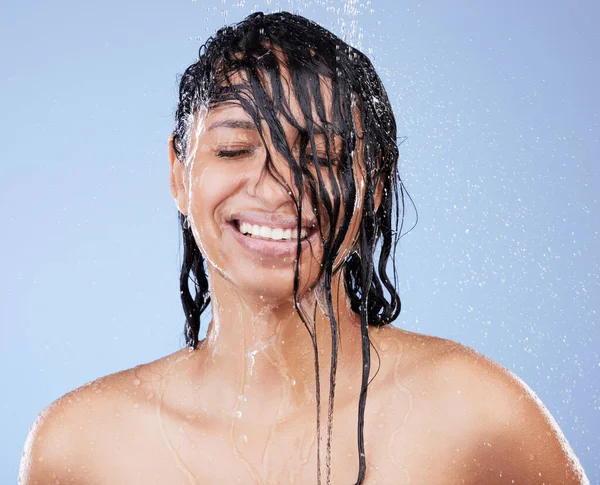 バカしい 青い背景のシャワーで髪を洗っている若い女性が — ストック写真