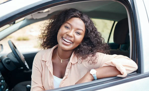 交通機関を利用した道路旅行でジャマイカからリラックスした人の黒人女性 交通機関で夏の日を楽しむ車の中で幸せとリラックスした女性の肖像 — ストック写真