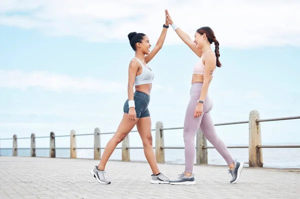 High Five Fitness Vrouwentraining Stad Met Ondersteuning Voor Lichaamsdoel Gezondheid — Stockfoto