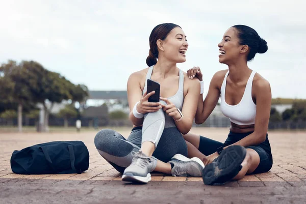 伦敦城市社交媒体上的电话 健身和女性一起在街上锻炼之后 健康的运动员朋友 在外面训练后 还带着有趣的移动技术应用软件 — 图库照片