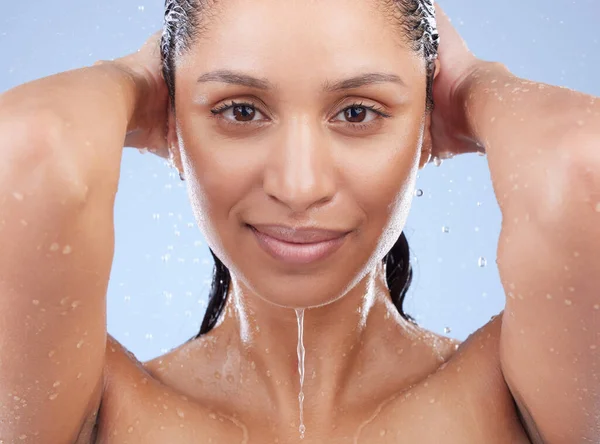 シャワーハントの方がよく見えました 青い背景を背景にシャワーを浴びている若い女性が — ストック写真