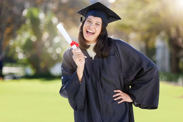 Causa Celebración Retrato Recortado Una Atractiva Joven Estudiante Celebrando Día — Foto de Stock