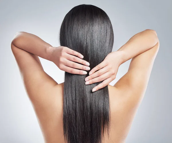 Saçları Çok Pürüzsüz Tanımlanamayan Bir Kadın Stüdyoda Tek Başına Duruyor — Stok fotoğraf