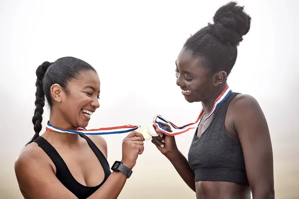 你的团队成员决定了你的成功 两名漂亮的女运动员一起举杯庆祝自己的奖牌 — 图库照片