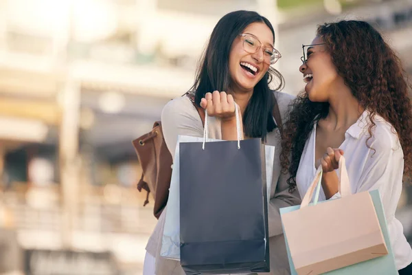 Come Fuggire Dalla Gravita Qualche Ora Due Giovani Donne Attraenti — Foto Stock